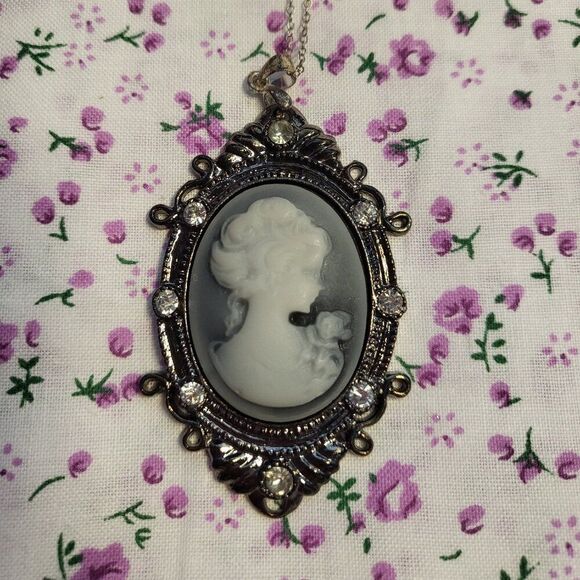 Vintage Blue/Grey Cameo Crystal Pendant Necklace - Picture 2 of 5